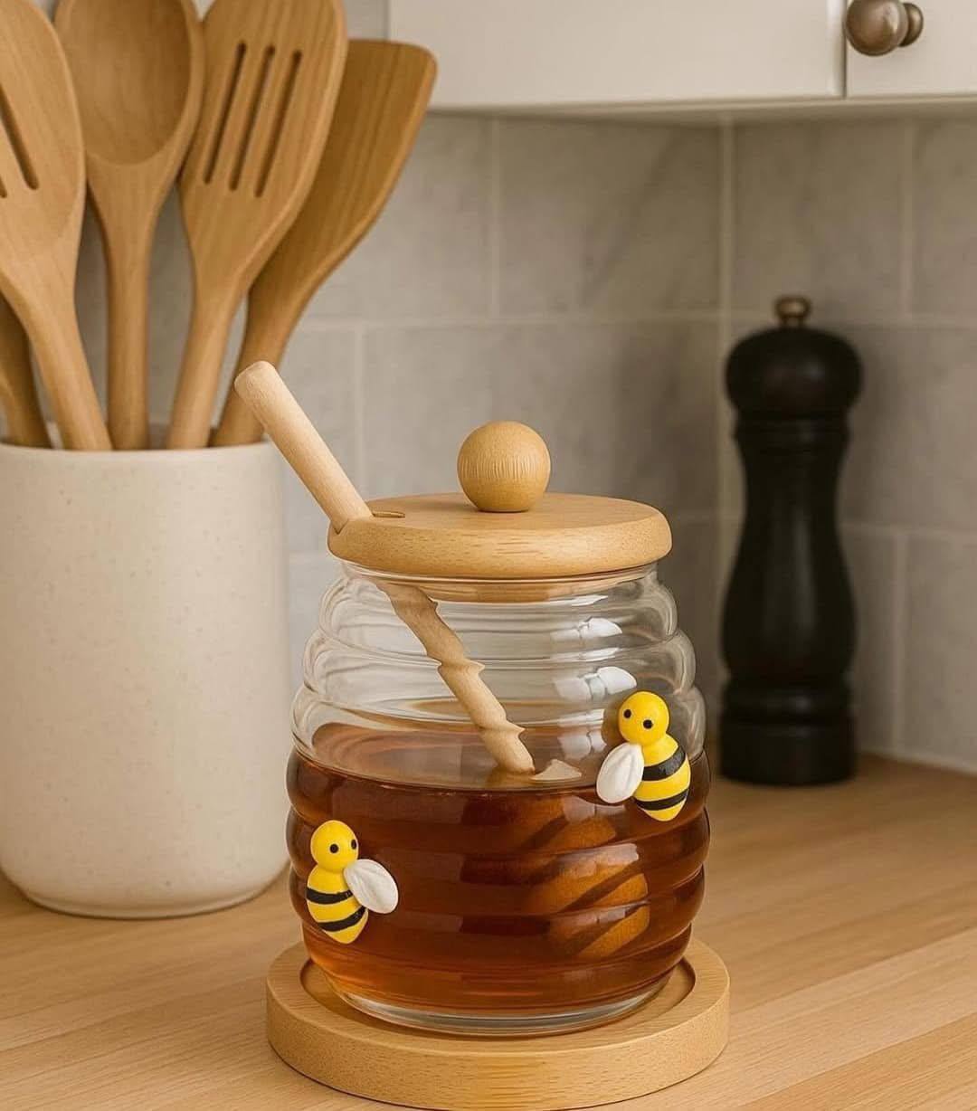 برطمان عسل معلقه خشبي على الغطاء