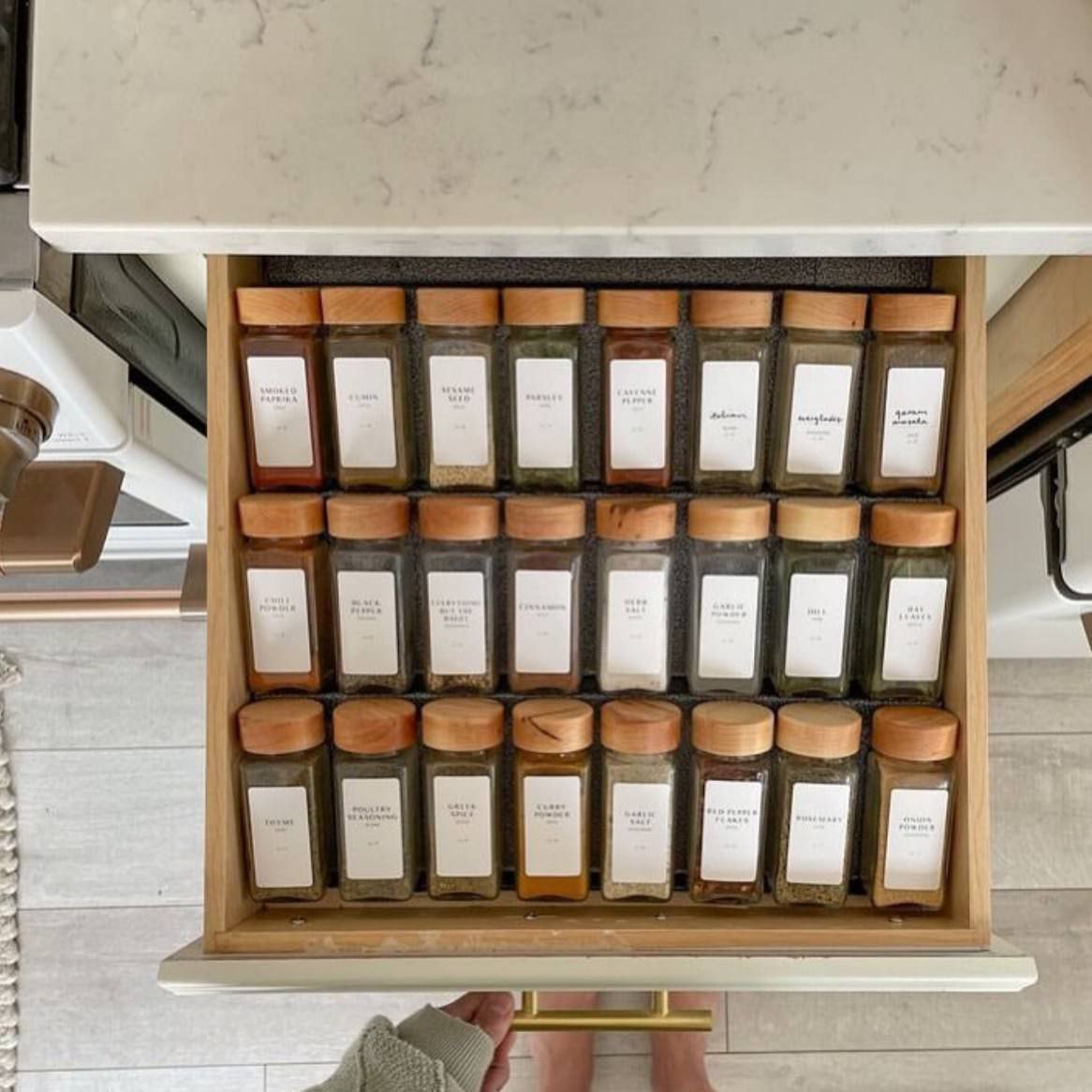 طقم 24 قطعه برطمانات توابل شيك بغطا خشب ✨