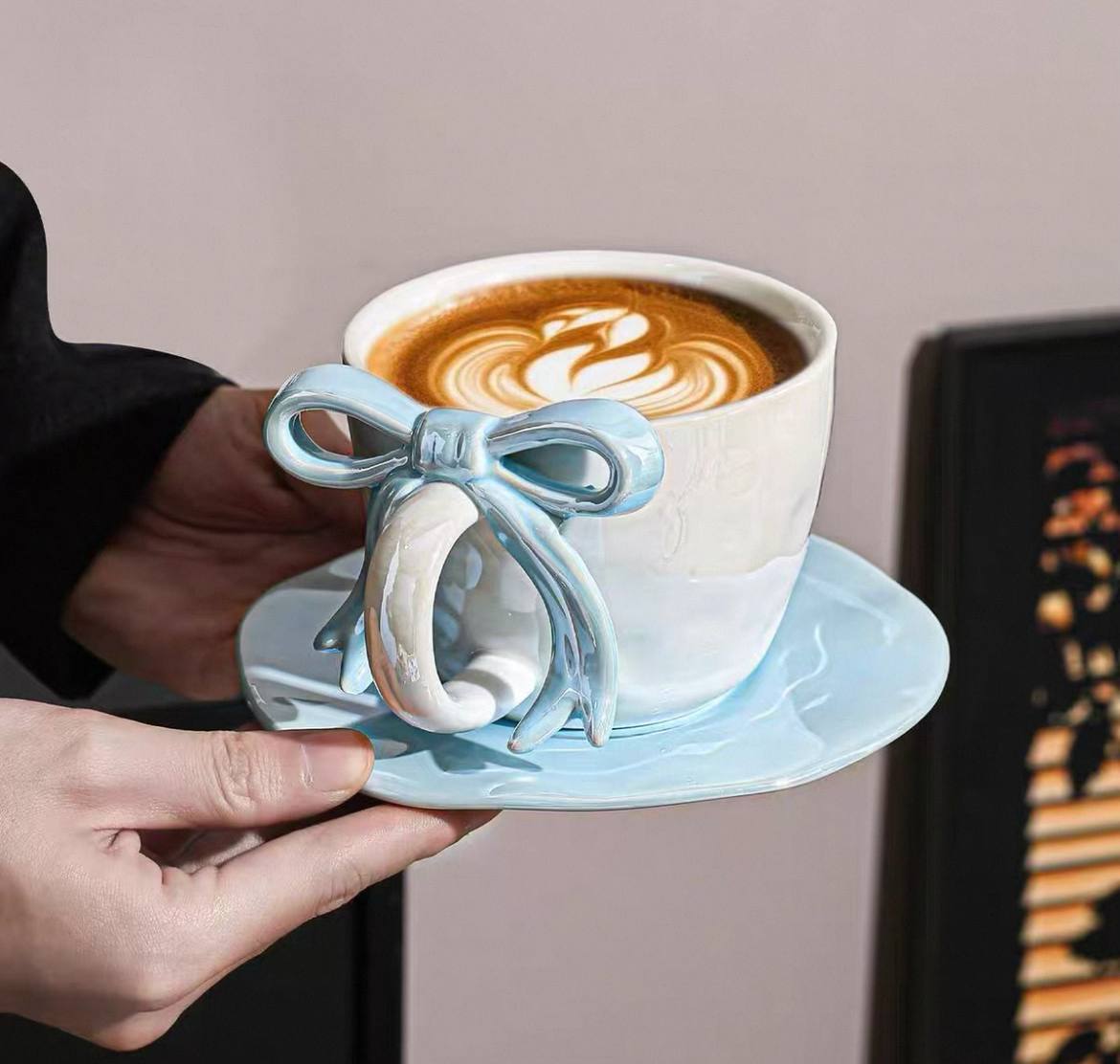 كوب قهوة بطبق بورسلين